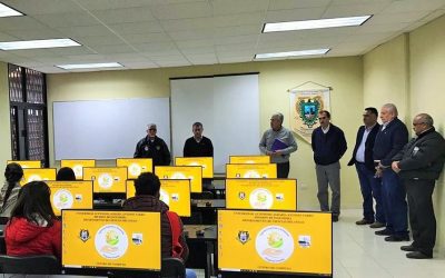 Entrega el Rector equipo de cómputo al departamento de Ciencias del Suelo.